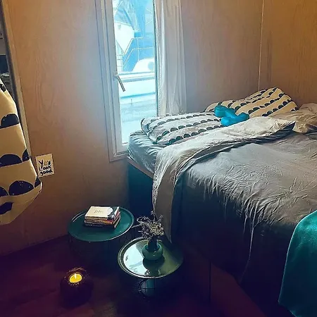 Botel Hausboot Ferdinand Magellahn *